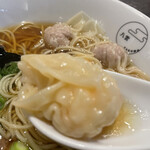八雲 - 海老ワンタン　奥にあるのは肉ワンタン