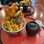 Tempura Shubou Maachan - 男気天丼 1738円
                        海老2本、いか、野菜、竹輪、ウインナー等々