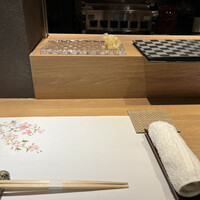 鮨 青海 品川店 - カウンターにも桜が咲いてます♪