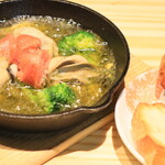 野菜巻き串屋 うずまき - 広島産かきと明太子のアヒージョ