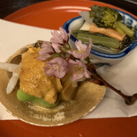 山玄茶 - 先付けは2品「シラウオとウニ豆腐、淡路島のウニ、一寸豆」「花山葵のお浸し」