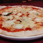 レストラン ポルコロッソ - マルゲリータは生地が極薄パリパリ