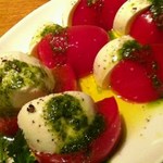 ビズリ - トマトとモッツァレラチーズのカプレーゼ