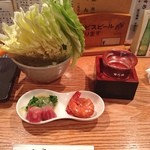 ぐんぼう - 客の加減見て丁寧に焼くからこそ時間潰しに効いてくるお通しの野菜スティックと、
                                菜の花とマグロブツの白味噌和えと上品に甘く煮たエビの前菜
                                
                                前に冷下ろし飲んで惚れた
                                吉乃川純米吟醸