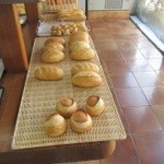 ブランジェリーソガ - うっくりとした出来のいいパンが並ぶ