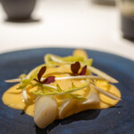 レストラン オオツ - 2022.3 ロワール産ホワイトアスパラガス タンポポ エスプーマしたサバイヨンソース