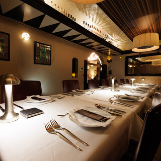 暗めの照明、席数５０、最大１８名までの個室。