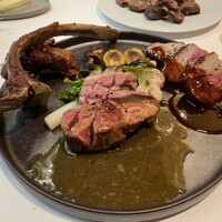 メイ - ・背肉（キャレダニョー）ジュのソース
                    ・内モモ肉（ジゴダニョー）赤ワインソース
                    ・骨の周りのカブリを揚げた物
                    ・筋肉、バラ肉を揚げた物