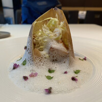 メイ - 筍、フォアグラのポワレ、ホタテのミルフィーユ、雪ウルイ、ミルクのカプチーノ仕立て