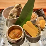 Mokkei - 酒肴盛合せ：牡蠣の天ぷら 鮑の肝のソース、干し海老と干し貝柱、生ハムのXO醤、ほおずき、カラスミ、馬糞雲丹の煎り酒漬け