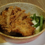 KITCHEN TSUNAGU - ブラックペッパーハンバーグ、オニオンフライ添え