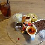 KITCHEN TSUNAGU - 全種のデザートの盛り合わせ（ランチＣセット＋３００円）に飲み物付き