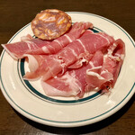 BARU 竹末 - お通し(400円)：生ハムとイベリコチョリソー