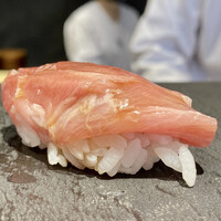 立喰 鮨となり - アイルランド産マグロ 大トロ
                      脂はさっぱりとして甘みは薄いですが酢が効いた甘めのシャリには合っています。
                      筋がやはり硬いです。
