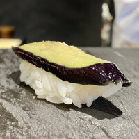 立喰 鮨となり - 茄子の揚げびたし
                    初めていただきましたが意外といけますね♪
                    変わり寿司と言った所でしょうか。