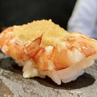 立喰 鮨となり - 車海老 芝海老の朧乗せ
                    海老は茹でたてではありませんから、甘みは朧から持ってきています。
                    シャリは米酢の白シャリ、お酢が少し強めで砂糖も多く甘め、お米の炊き加減は柔らかです。