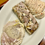 Abats - 左は黒胡椒の効いた厚切りロースハム　中央は豚の頭皮とハムで作ったジャンボン・ペルシエ　右は自宅で作った鶏ムネ肉のハムです　プロには全く敵わないよw