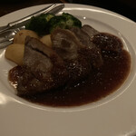 ＤＥＮ アクアルーム 新宿 - - お肉料理 ・ハーブ三元豚のロースト　シャリアピンソース