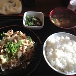 おふくろ亭 - '13/02/03 白ホル定食 ニンニク醤油 飯大 ニンニクがっつり ５００円