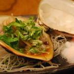 酒蔵瀬良美 - 特大焼はまぐり　　　※添えてある塩は火がついてるのだ！！！