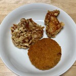 からあげ 金と銀 - 料理写真:金のもも唐揚げ、銀のむね唐揚げ、メンチカツ