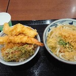 丸亀製麺 - 丼とうどんにも、天かす大量投入！！