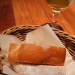 ワインの酒場。ディプント - お通しのパン