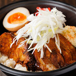 カネシ醤油と背脂のふわとろ焼豚丼