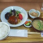 小さな食堂 ヒロ - 日替わり しいたけの肉詰めとハンバーグの盛り合わせ (税込)700円 (2022.03.28)
