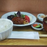 小さな食堂 ヒロ - 日替わり しいたけの肉詰めとハンバーグの盛り合わせ (税込)700円 ※角度を変えて (2022.03.28)