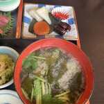 地魚料理 たかのや - 味噌汁と地魚の副菜