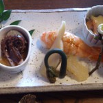 割烹 利助 - 2013年2月、写真3-2  早春の八寸から、ヒョットコの中は 飯蛸、海老の握り、数の子…