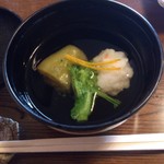 割烹 利助 - 2013年2月、写真4  汁椀は、蟹ｼﾝｼﾞｮｳと茄子、菜花が春を呼んでいます。柚子の馨りに癒される逸品です