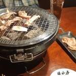 sumibiyakinikuyuuzantei - 焼き風景②(おそらく黄金塩ホルモンと鶏セセリ)