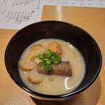 Washoku Hourai - 先付けは鶏団子の白味噌椀、鶏団子、ナメコ、牛蒡