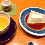 日本料理 たかむら - ◎ 甘味…玲瓏豆腐（こおりとうふ）
      江戸料理で、江戸後期にヒットした料理本の「豆腐百珍」に掲載。豆腐を寒天で固めて黒蜜を合わせたもの。
      