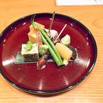 日本料理 たかむら - ◎ 八寸…  玉子焼き、バイ貝旨煮、蛍烏賊の昆布〆、炙りインゲン豆のお浸し、椎茸の南蛮漬け、浅利と春菊のごま寄せ、空豆、数の子、ばちこの炙り