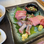 マルカツ - お刺身定食　¥1,000の方　鯨がフワッフワやった