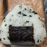 咲菜 - 料理写真:令和4年3月
鳴門産わかめのおにぎり 140円