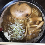 きむら屋 - 具材は、白髪ネギ、メンマ、バラチャーシュー１枚とシンプル。スープの色からも、くりの木系でなくもちもちの木系。