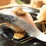 鮨 美菜月 - さば　上には麦味噌