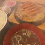 大盛軒 - 鉄板熱々で蒸気がすごい……