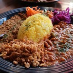 スパイスカレースタンド 輪心 - ココナッツキーマカレーとラムカレーの2種あいがけにフライドオニオンをトッピング