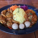 スパイスカレースタンド 輪心 - 塩チキンカレーとラムカレーの2種あいがけにうずらの卵スパイス漬け3個をトッピング ライス