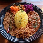 スパイスカレースタンド 輪心 - ココナッツキーマカレーとラムカレーの2種あいがけにフライドオニオンをトッピング