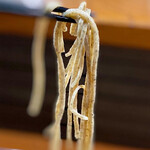 そば くら富 - 焼畑農法の椎葉在来種の蕎麦殻ごと石臼で碾いた十割粗挽き蕎麦