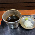 そば くら富 - 本鰹荒節の燻香ほんのり香るから汁は蕎麦を活かす為に香りもうま味も控えめ