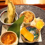 Mokkei - 八寸　　牡蠣の天ぷら　アワビの肝のソースで、干し海老と干し貝柱　生ハムのXO醤で、鬼灯(ホオズキ)、自家製のカラスミの味噌漬け、北海道産の馬糞雲丹　煎り酒で