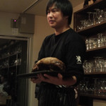 Cafe Lembeek - 店主の中村さんがラムの丸焼きを手に