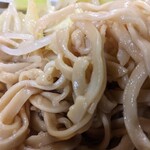 ラーメン凛 - 麺はこんな感じ
      やや柔らかめの茹で上がりかな
      ポン酢効果でスルスル入る